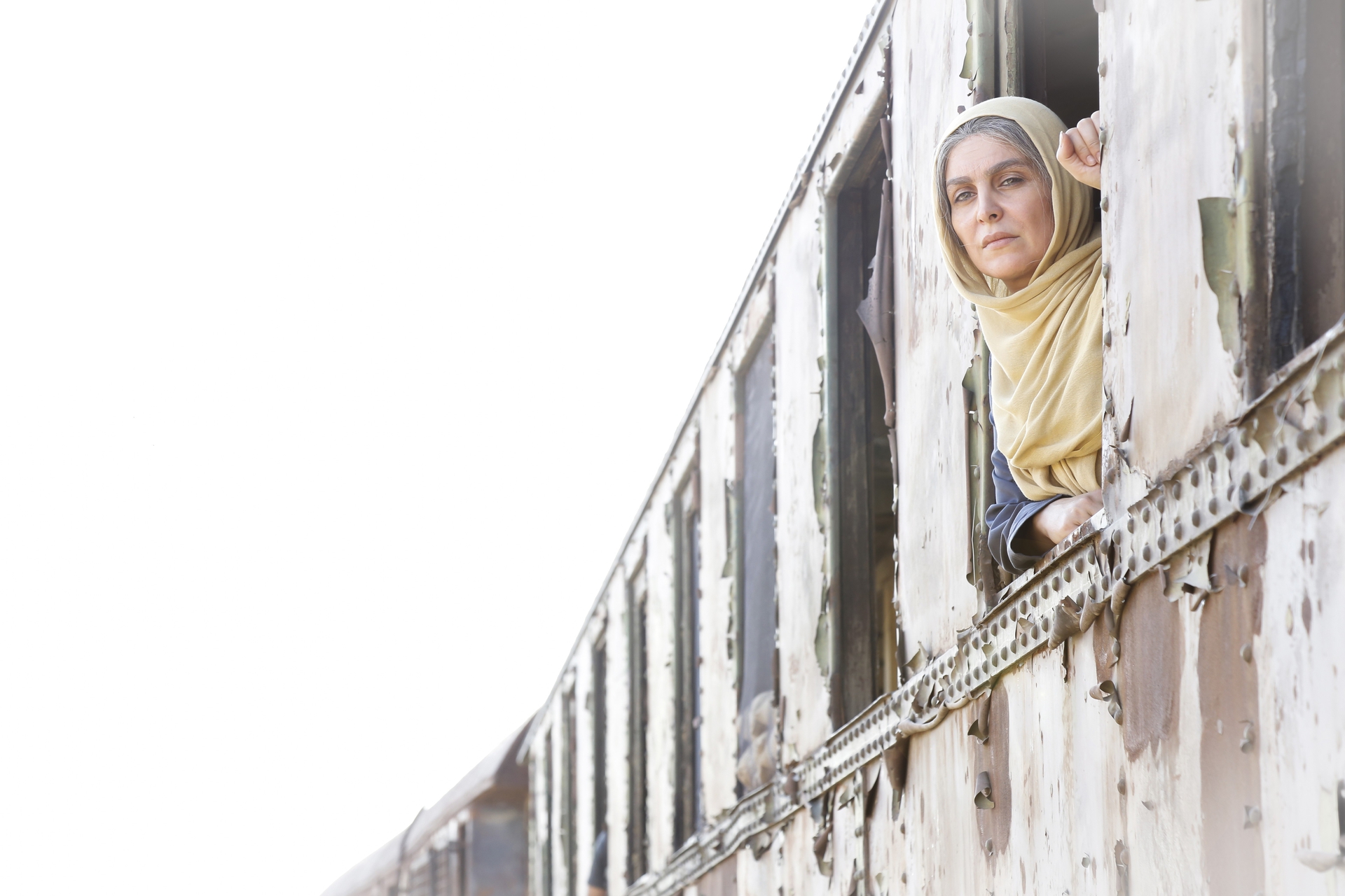 ماه‌چهره خلیلی در صحنه فیلم سینمایی اشنوگل