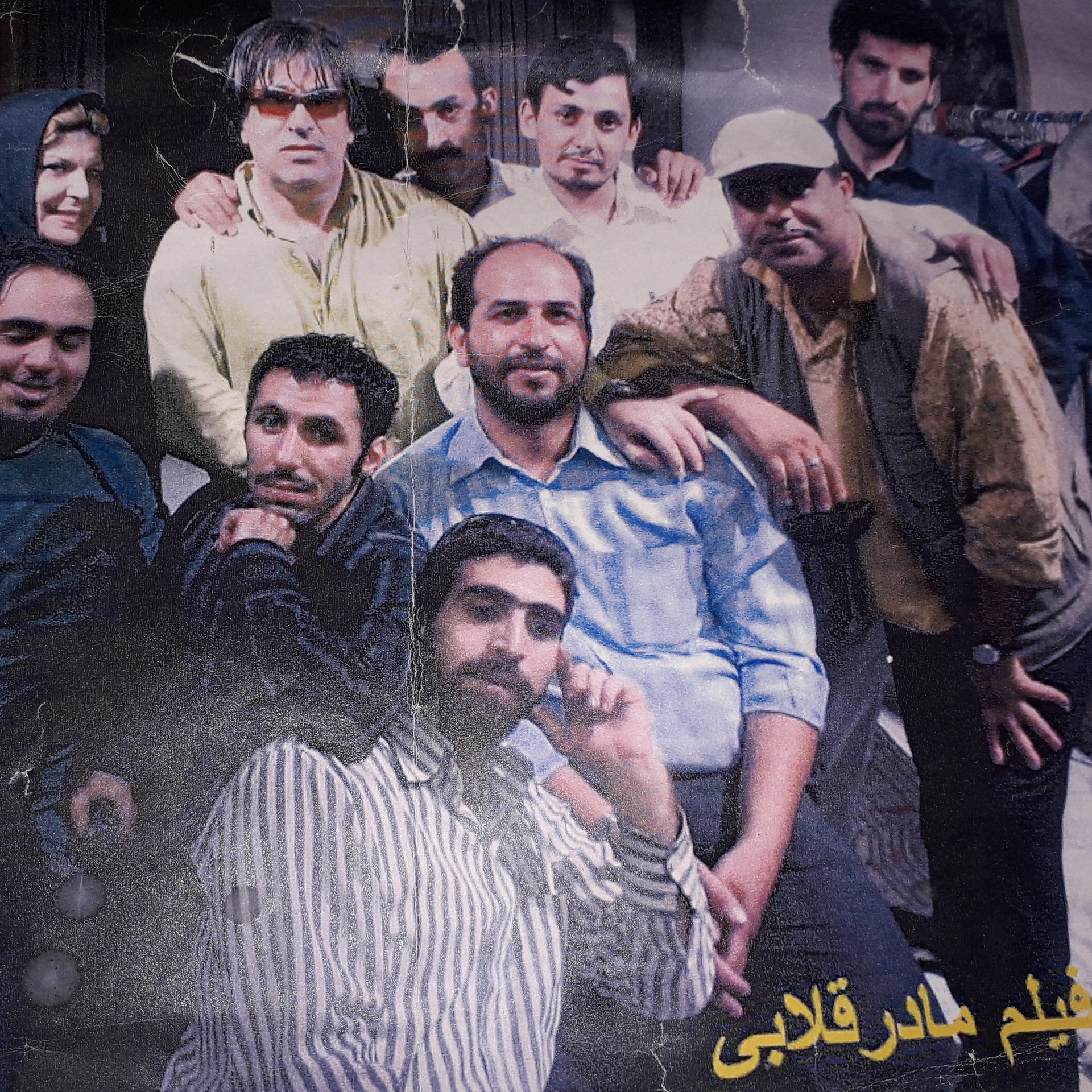 تصویری از مهرداد ضابطی تهرانی، بازیگر سینما و تلویزیون در حال بازیگری سر صحنه یکی از آثارش