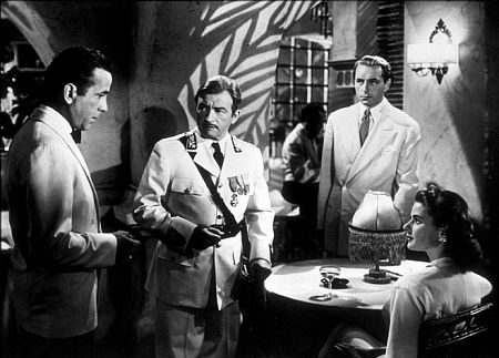 اینگرید برگمن در صحنه فیلم سینمایی کازابلانکا به همراه کلود رینس، Paul Henreid و هامفری بوگارت