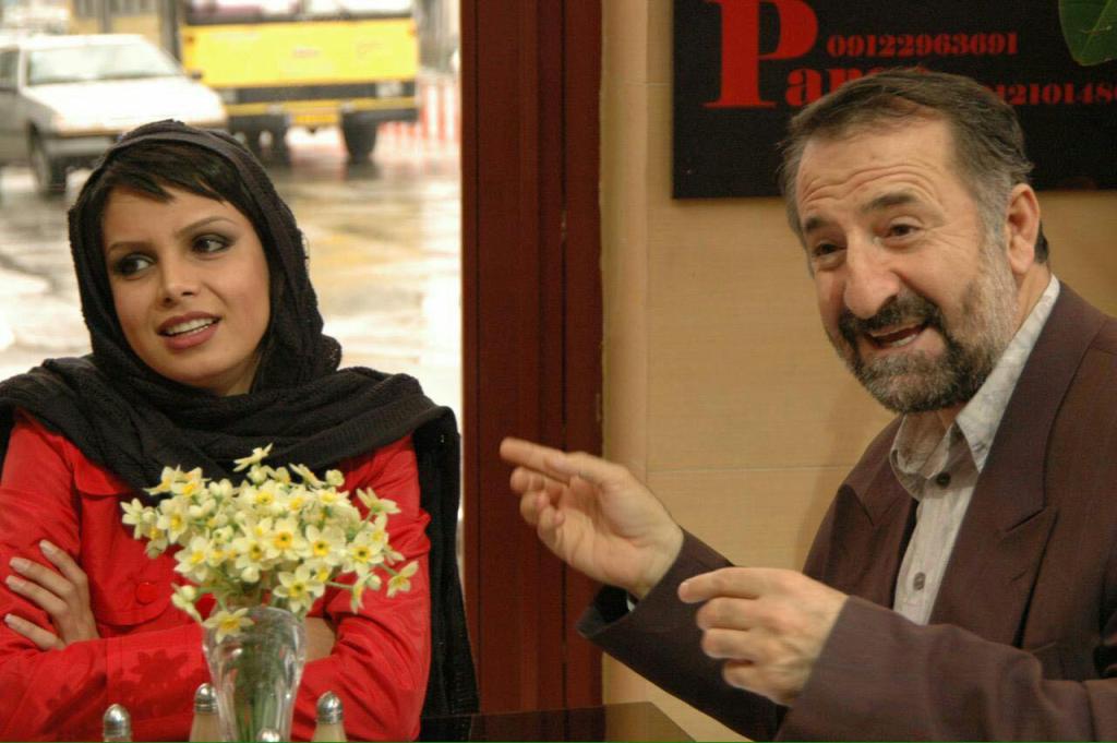 آزاده مهدی‌زاده در صحنه فیلم سینمایی دوازده صندلی به همراه مهران رجبی