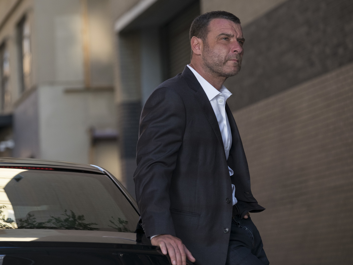  سریال تلویزیونی Ray Donovan به کارگردانی Colin Bucksey و Guy Ferland و مایکل اپتد و Daniel Attias و Allen Coulter و John Dahl و David Hollander و Lesli Linka Glatter و Michael Uppendahl و Tucker Gates