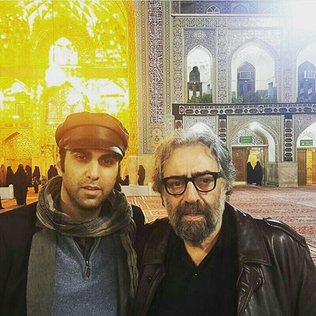 تصویری از پولاد کیمیایی، بازیگر و کارگردان سینما و تلویزیون در حال بازیگری سر صحنه یکی از آثارش