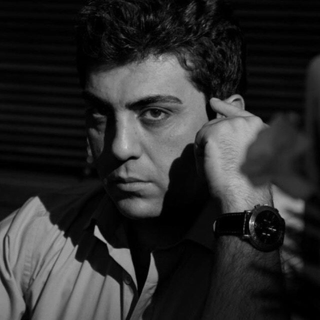 تصویری از بابک برجسته، بازیگر سینما و تلویزیون در حال بازیگری سر صحنه یکی از آثارش