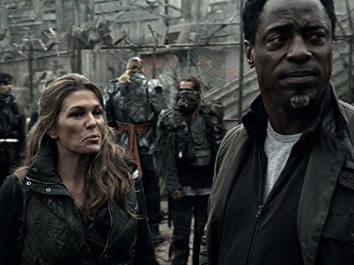 Paige Turco در صحنه سریال تلویزیونی 100 به همراه Isaiah Washington