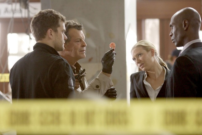 لنس ردیک در صحنه سریال تلویزیونی فرینج به همراه جان نوبل، جاشوا جکسون و Anna Torv