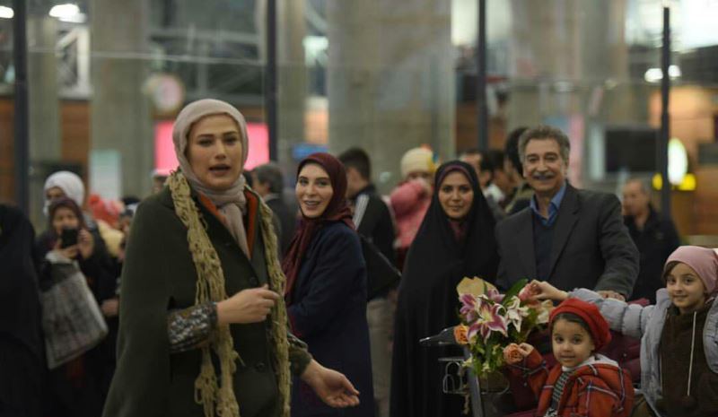 کمند امیرسلیمانی در صحنه سریال تلویزیونی پریا به همراه محمود‌ پاک‌نیت و لادن مستوفی