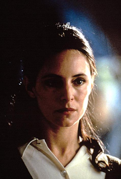 Madeleine Stowe در صحنه فیلم سینمایی دوازده میمون