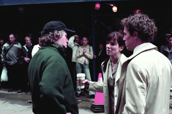 Marc Lawrence در صحنه فیلم سینمایی مهلت دو هفته ای به همراه ساندرا بولاک و هیو گرانت