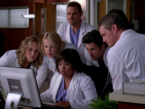 Brooke Smith در صحنه سریال تلویزیونی آناتومی گری به همراه Justin Chambers، کاترین هیگل، Chandra Wilson، Patrick Dempsey و Eric Dane
