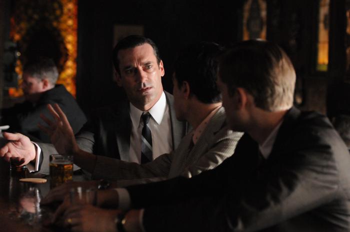 Aaron Staton در صحنه سریال تلویزیونی مردان مد به همراه Ben Feldman و Jon Hamm