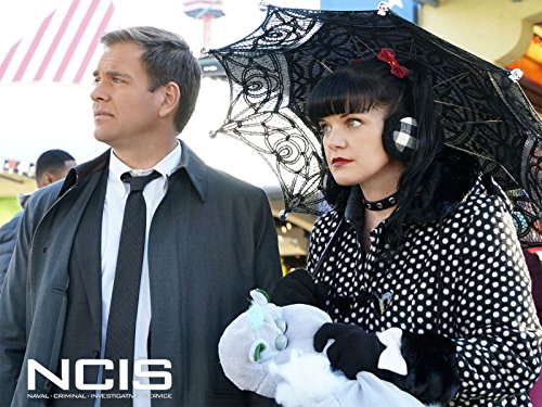 Pauley Perrette در صحنه سریال تلویزیونی ان سی آی اس: سرویس تحقیقات جنایی نیروی دریایی به همراه Michael Weatherly