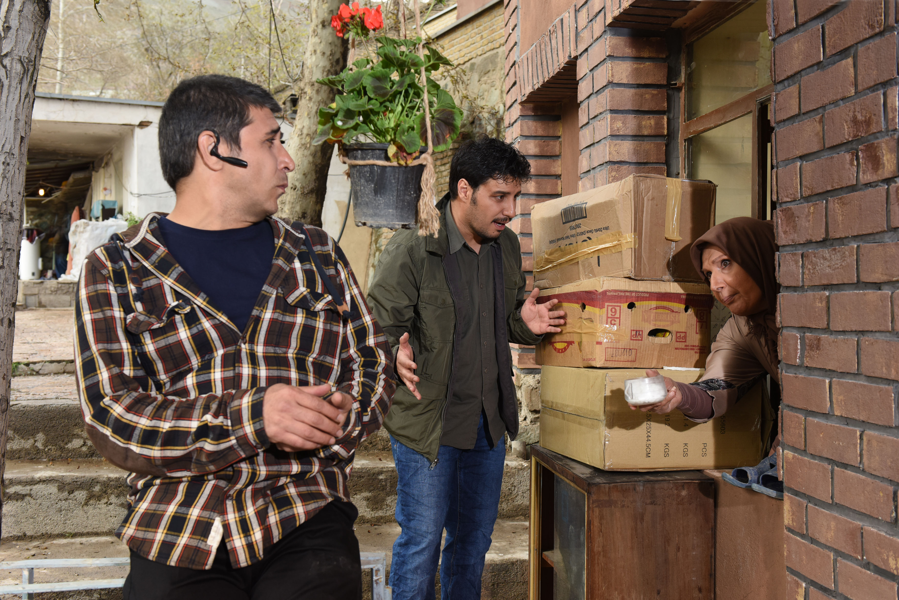 جواد عزتی در صحنه سریال تلویزیونی دردسرهای عظیم 2 به همراه شهین تسلیمی و امیر غفارمنش