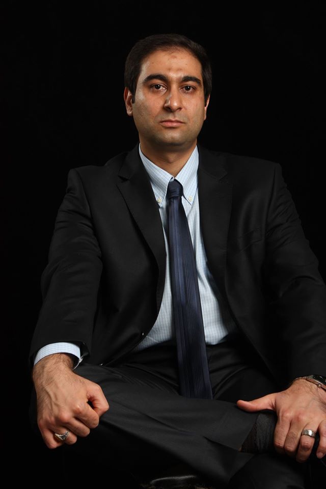 تصویری از محمدمهدی بهرامیان، بازیگر سینما و تلویزیون در حال بازیگری سر صحنه یکی از آثارش