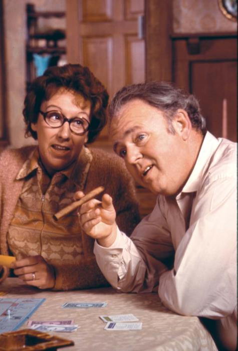 Carroll O'Connor در صحنه سریال تلویزیونی All in the Family به همراه Jean Stapleton