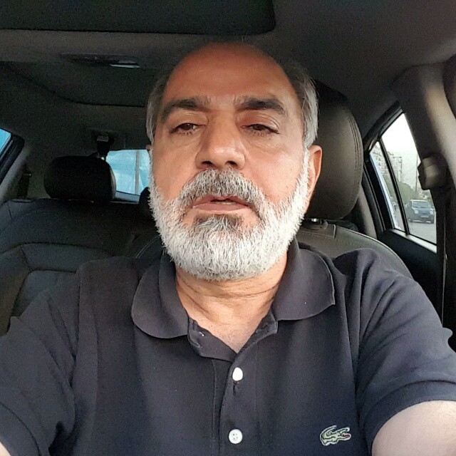 تصویری از پرویز پرستویی، بازیگر و تهیه کننده سینما و تلویزیون در حال بازیگری سر صحنه یکی از آثارش