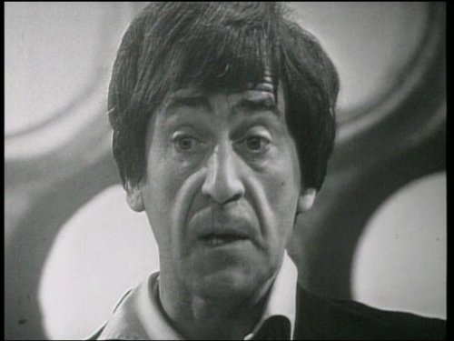 Patrick Troughton در صحنه سریال تلویزیونی دکتر هو