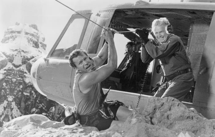 Ralph Waite در صحنه فیلم سینمایی صخره نورد به همراه مایکل روکر و Janine Turner