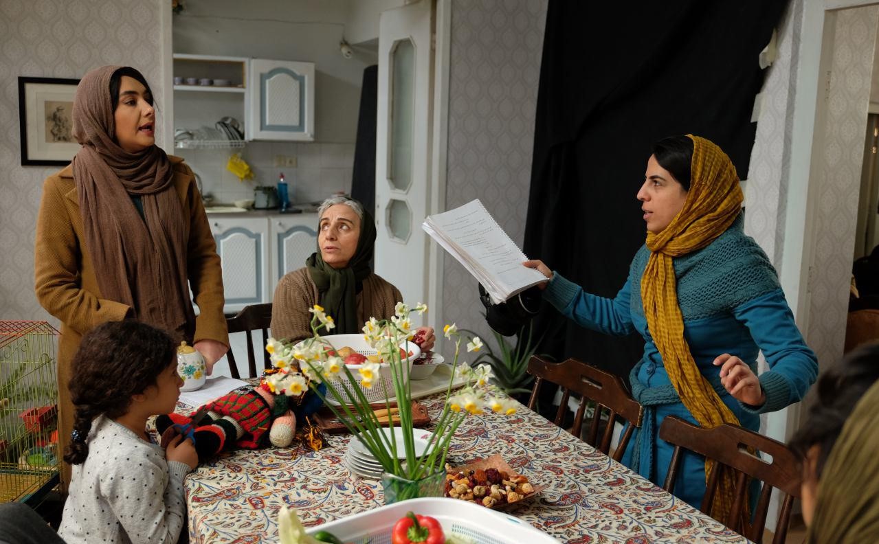 رقیه توکلی در پشت صحنه فیلم سینمایی مادری به همراه مریم بوبانی