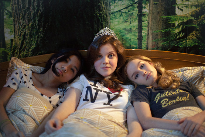 Willa Cuthrell در صحنه فیلم سینمایی The Sisterhood of Night به همراه Olivia DeJonge و جورجیا هنلی