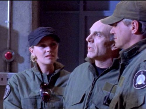 Richard Dean Anderson در صحنه سریال تلویزیونی دروازه ستارگان اس جی-۱ به همراه Carmen Argenziano و Amanda Tapping