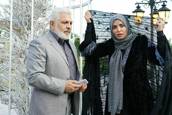 پرویز فلاحی‌پور در صحنه سریال تلویزیونی خانه امن به همراه سپیده خداوردی
