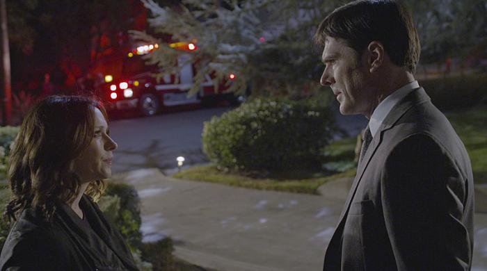 توماس گیبسون در صحنه سریال تلویزیونی ذهن های مجرم به همراه Jennifer Love Hewitt