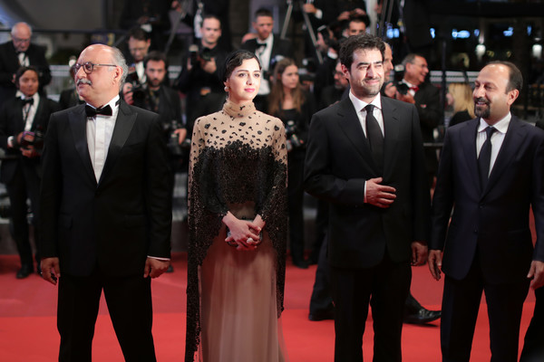 ترانه علیدوستی در فرش قرمز فیلم سینمایی فروشنده به همراه بابک کریمی، سید‌شهاب حسینی و اصغر فرهادی