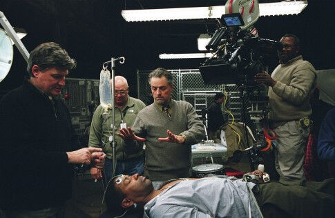 جاناتان دمی در صحنه فیلم سینمایی کاندیدای منچوری به همراه دنزل واشنگتن