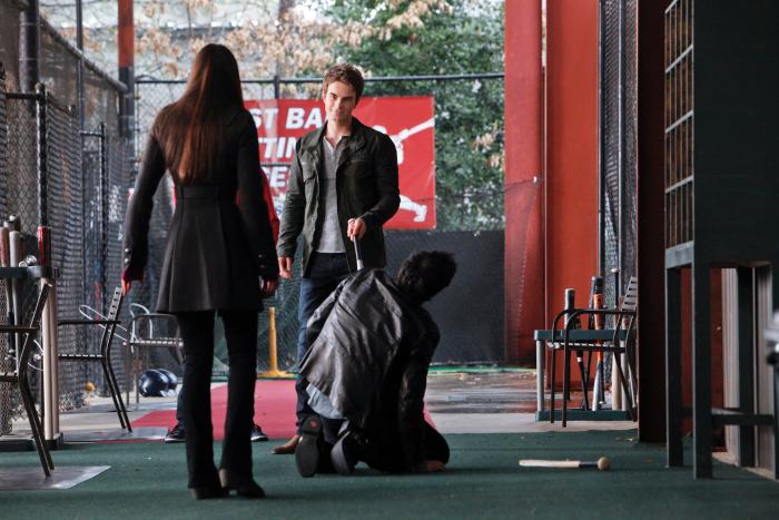 ناتائیل بازولیک در صحنه سریال تلویزیونی خاطرات خون آشام به همراه Ian Somerhalder و Nina Dobrev