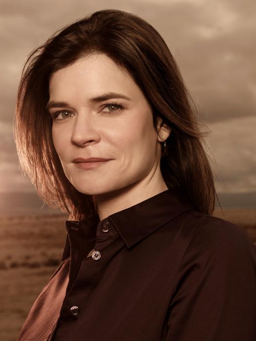 Betsy Brandt در صحنه سریال تلویزیونی برکینگ بد