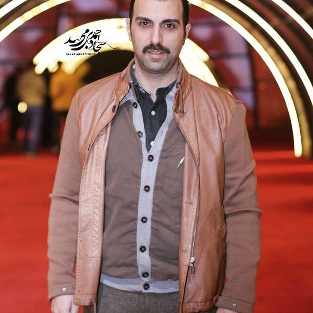 تصویری از پولاد کیمیایی، بازیگر و کارگردان سینما و تلویزیون در حال بازیگری سر صحنه یکی از آثارش