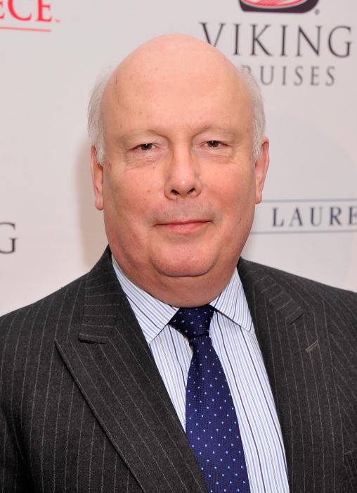 Julian Fellowes در صحنه سریال تلویزیونی دانتون ابی