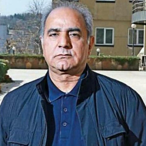 تصویری از پرویز پرستویی، بازیگر و تهیه کننده سینما و تلویزیون در حال بازیگری سر صحنه یکی از آثارش