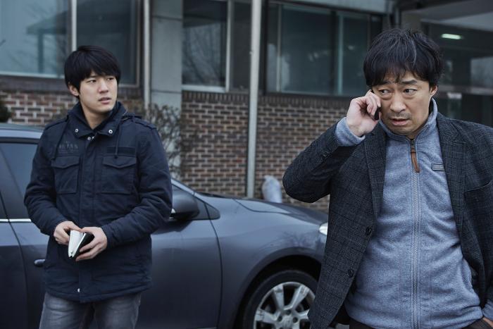 Jun-Yeong Seo در صحنه فیلم سینمایی Broken به همراه Sung-min Lee