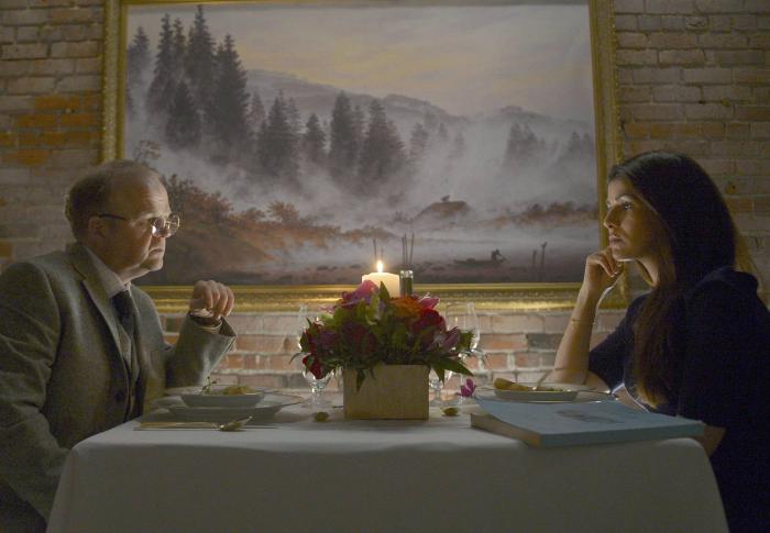 Nimrat Kaur در صحنه سریال تلویزیونی ویوارد پینز به همراه توبی جونز