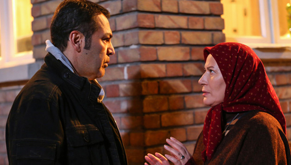 معصومه آقاجانی در صحنه سریال تلویزیونی رنگ شک به همراه فریبرز عرب‌نیا