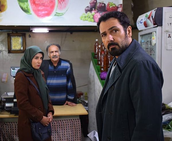 کوروش تهامی در صحنه سریال تلویزیونی سرگذشت به همراه محمود جعفری