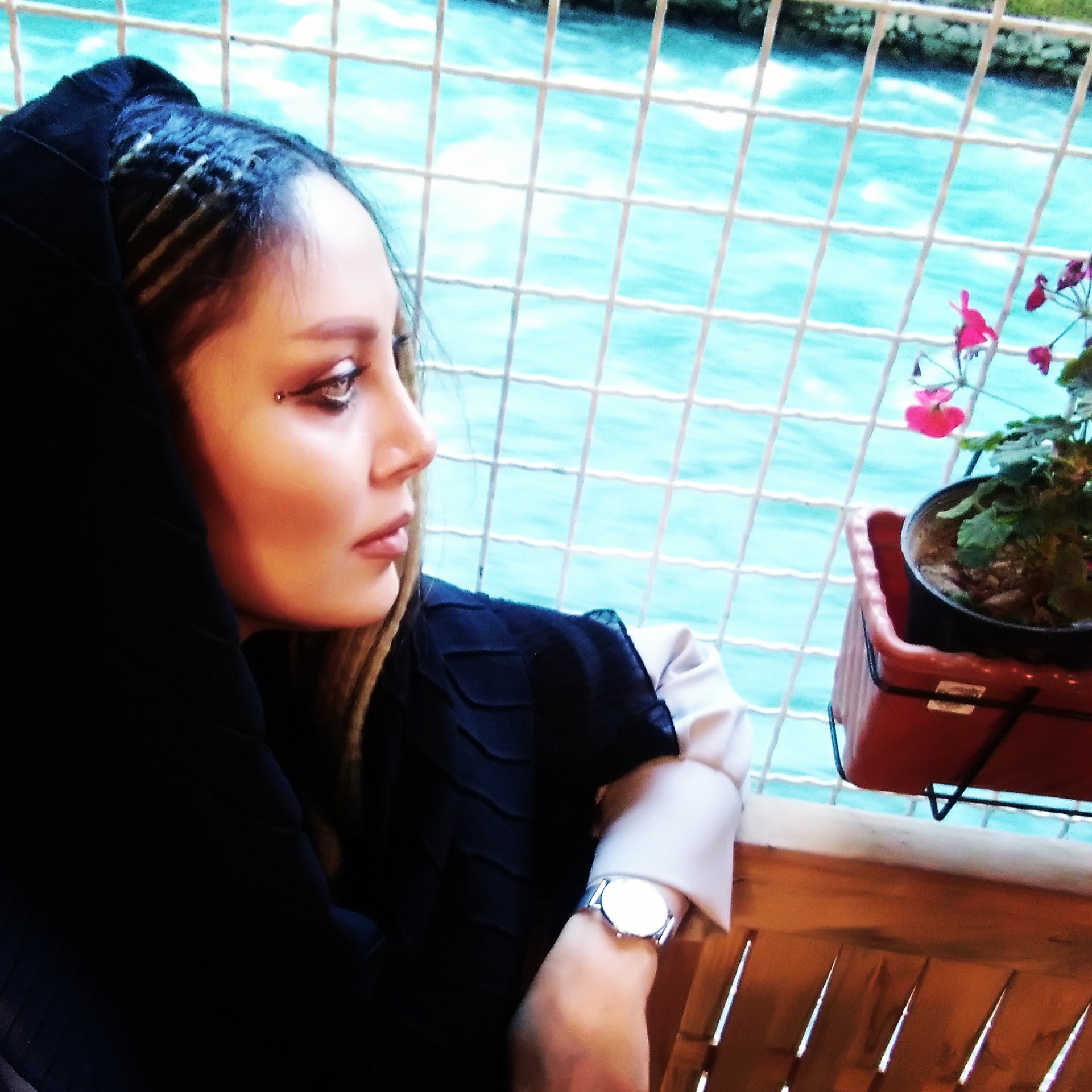 تصویری از مریم صباغیان، بازیگر سینما و تلویزیون در حال بازیگری سر صحنه یکی از آثارش