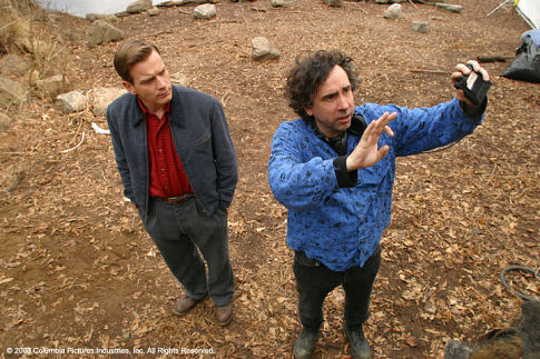 تیم برتون در صحنه فیلم سینمایی ماهی بزرگ به همراه ایوان مک گرگور