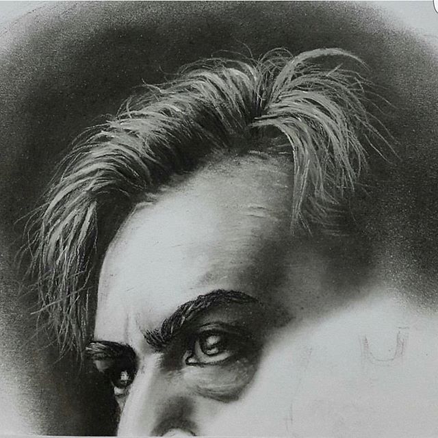 تصویری از پرویز پرستویی، بازیگر و تهیه کننده سینما و تلویزیون در حال بازیگری سر صحنه یکی از آثارش