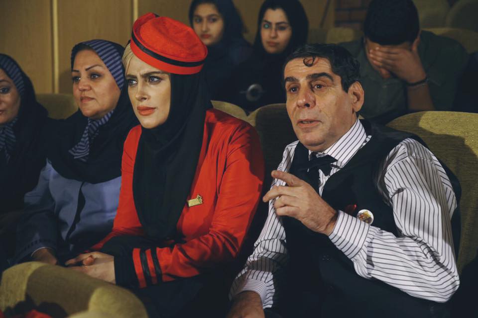 مرتضی ضرابی در صحنه فیلم سینمایی آدم باش به همراه ملیسا مهربان