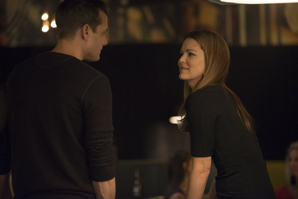 جاکیندا برت در صحنه سریال تلویزیونی کت پوشها به همراه Gabriel Macht