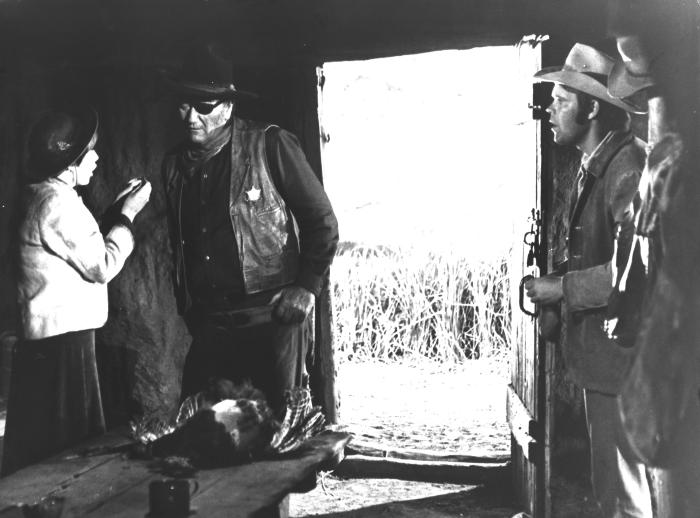Kim Darby در صحنه فیلم سینمایی True Grit به همراه John Wayne و Glen Campbell