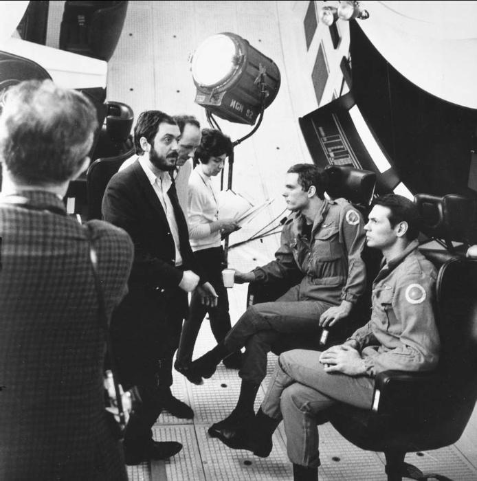 Gary Lockwood در صحنه فیلم سینمایی 2001 یک ادیسه فضایی به همراه استنلی کوبریک و Keir Dullea