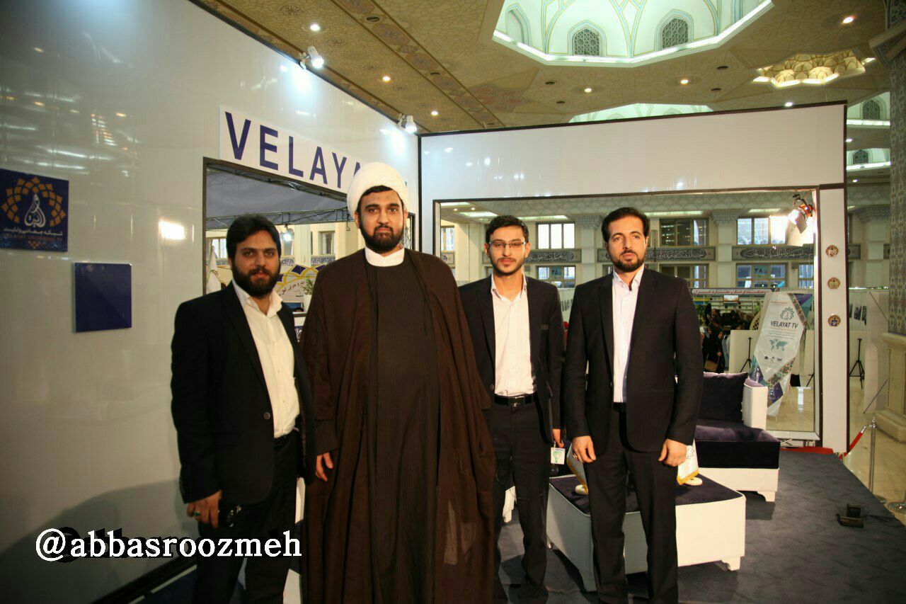 تصویری از عباس روزمه، تهیه کننده سینما و تلویزیون در حال بازیگری سر صحنه یکی از آثارش