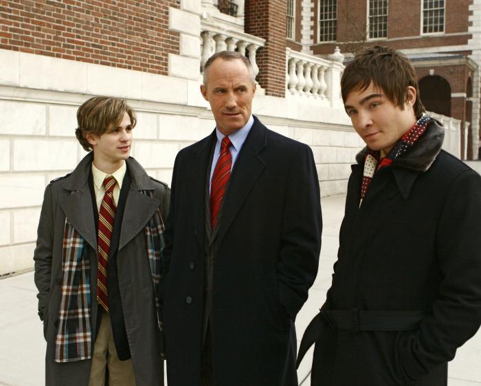 Connor Paolo در صحنه سریال تلویزیونی دختر شایعه ساز به همراه Ed Westwick و Robert John Burke