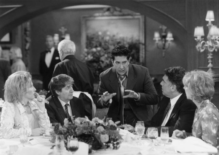 Tom Conti در صحنه سریال تلویزیونی دوستان به همراه جنیفر ساندرز، Christina Pickles، Elliott Gould و David Schwimmer
