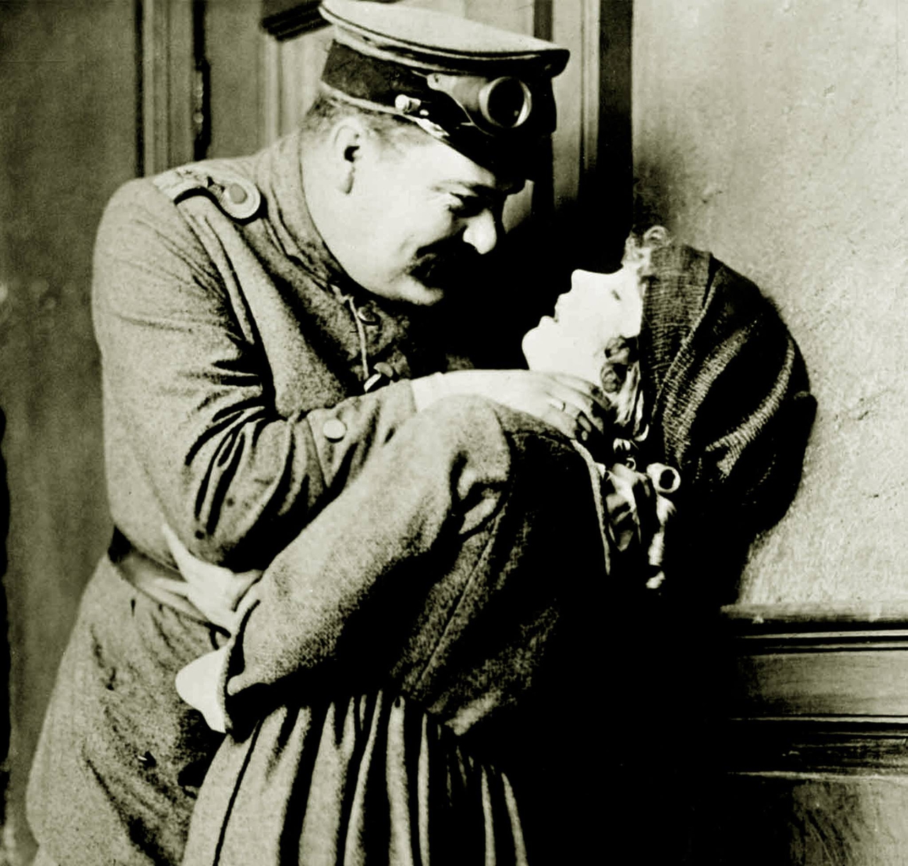 Erich von Stroheim در صحنه فیلم سینمایی Hearts of the World به همراه Lillian Gish