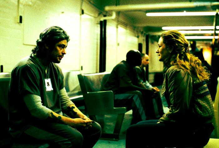 بنیسیو دل تورو در صحنه فیلم سینمایی ۲۱ گرم به همراه ملیسا لیو