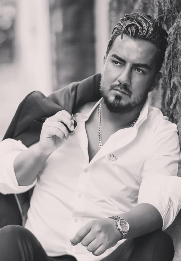 تصویری از میلاد فخرالعلمایی، بازیگر سینما و تلویزیون در حال بازیگری سر صحنه یکی از آثارش